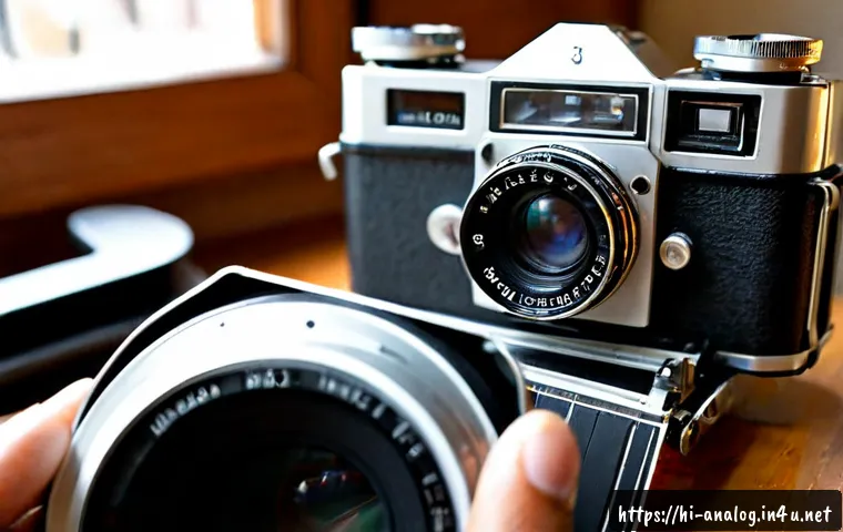 필름 카메라 사용법 - Photorealistic close-up of adult hands carefully loading a 35mm film roll into a classic manual film...